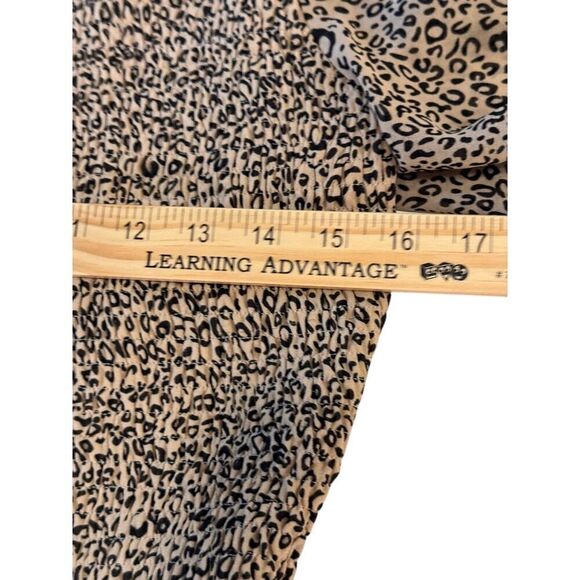 Entro Women’s Smocked Leopard Print Blouse Peplum Long Sleeve Top Size M EUC - Picture 9 of 10